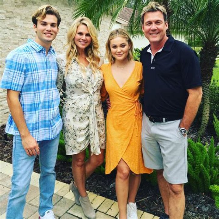 Can a 20 year old live with her parents?