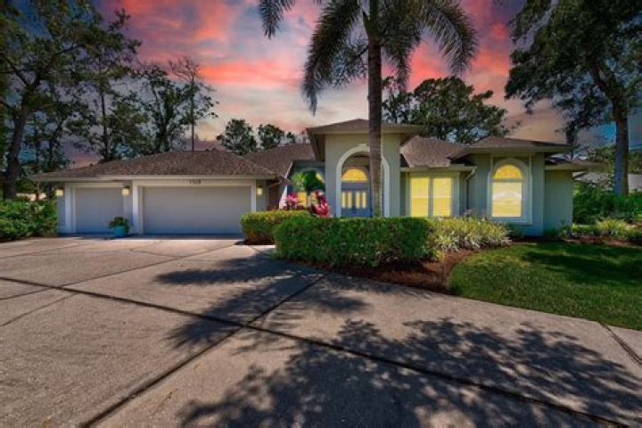 Can a married couple own real estate in Florida?