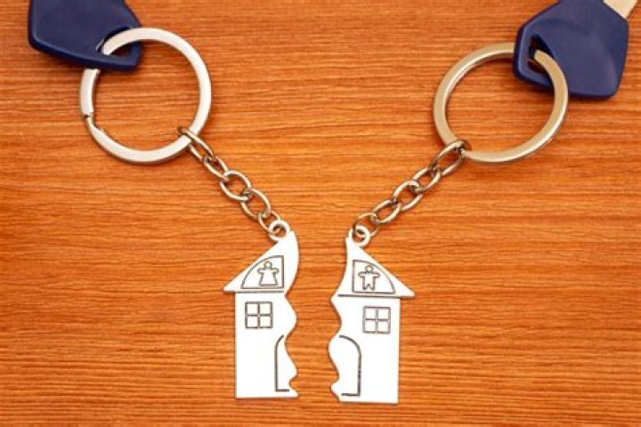 Can a separated married couple live in the same house?