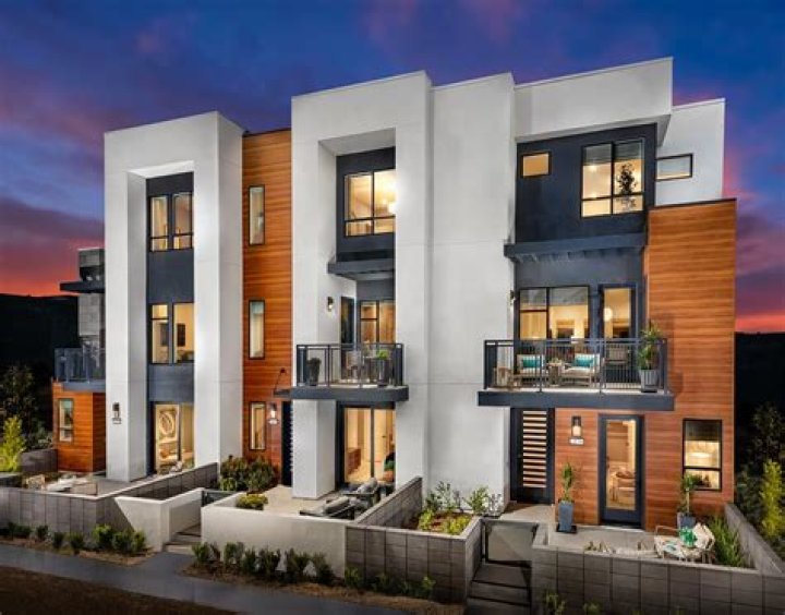 Can a US citizen own real estate outside the US?