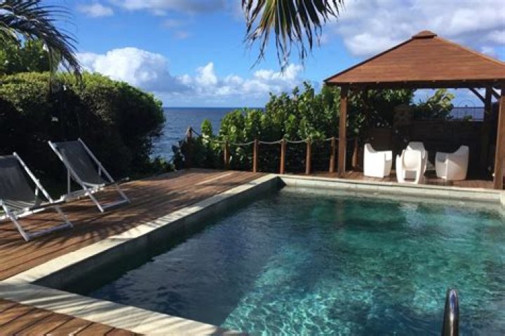 Can I buy a house in France and live there?