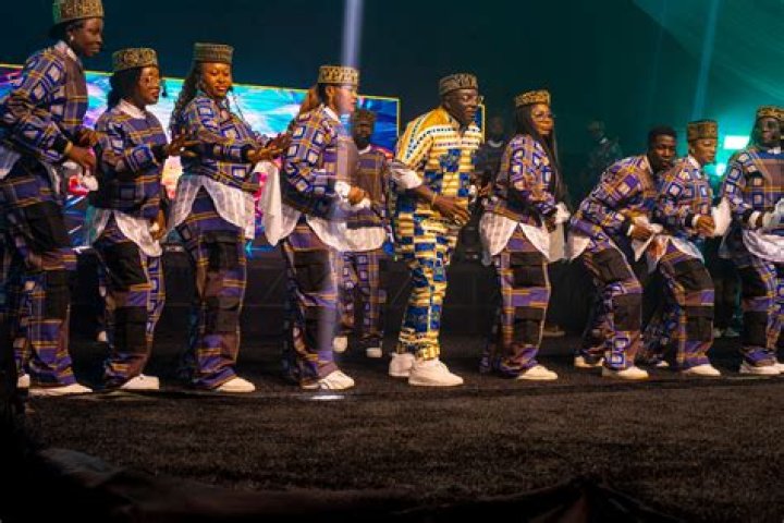 Can I take my wife to USA on work visa?