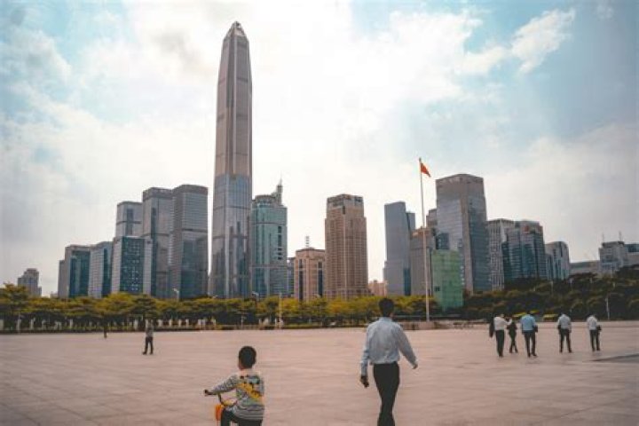 Can US citizens own property in China?