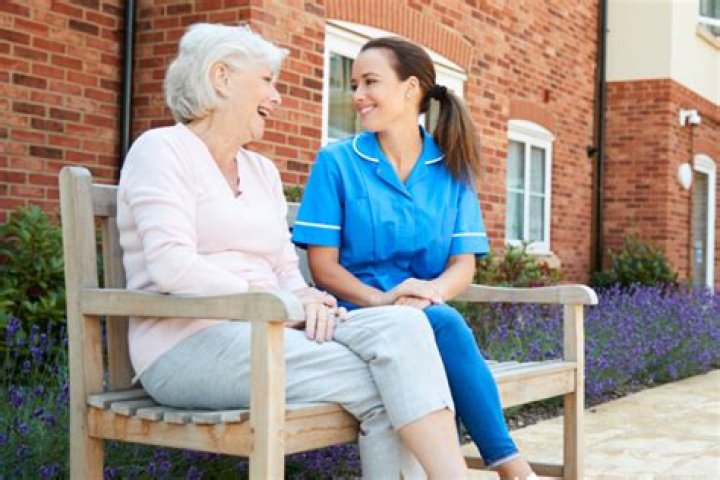 How can parents with dementia adjust to assisted living?