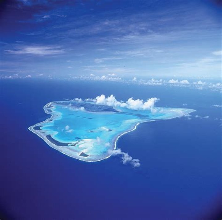 How deep is Aitutaki Lagoon?