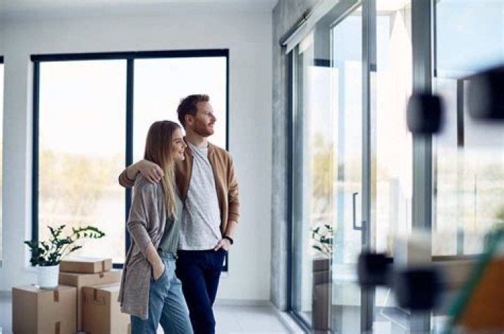 How do couples split apartment rent?
