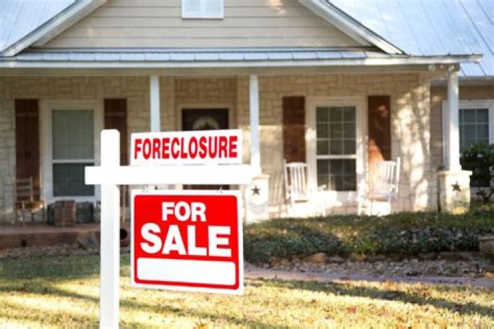 How do foreclosure auctions work in Texas?