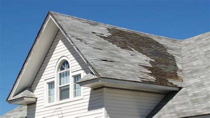 How do insurance companies pay for roof damage?