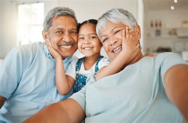 How many US grandparents have grandchildren living with them?