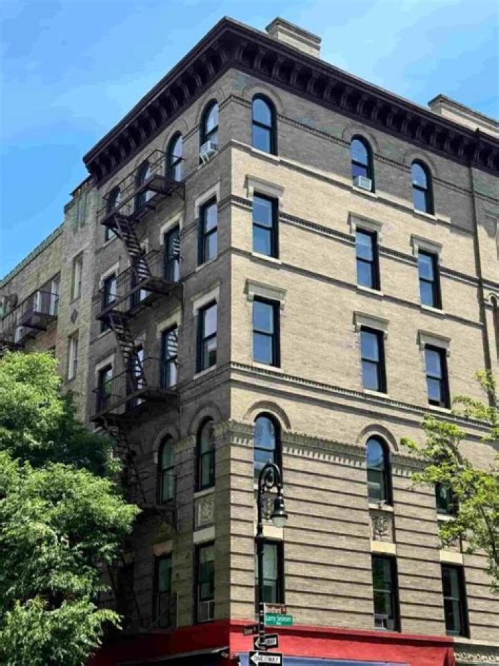 How much did the Friends apartment sell for?