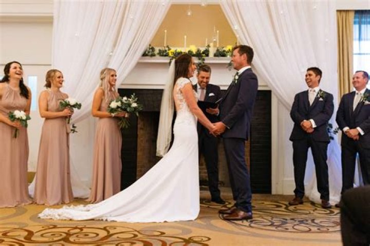 How much do pastors charge to officiate a wedding?