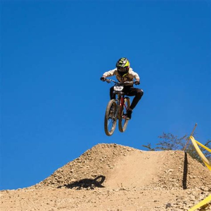 How much do professional mountain bikers make?