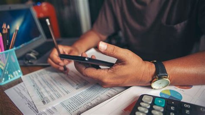 How much do you have to earn to pay GST in Australia?