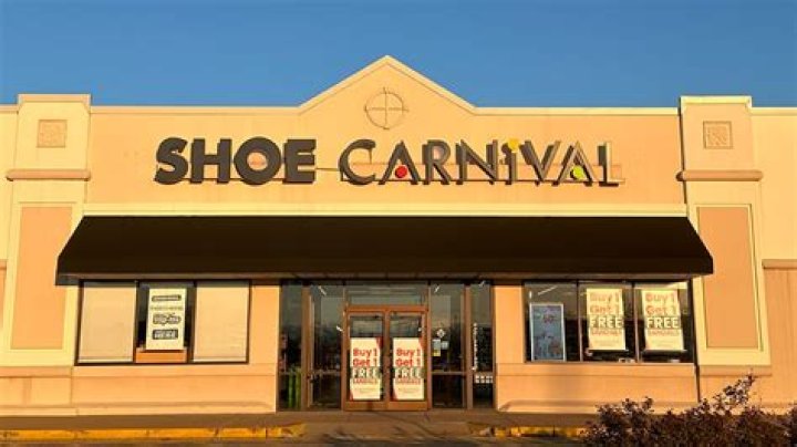 How much does shoe show pay an hour?
