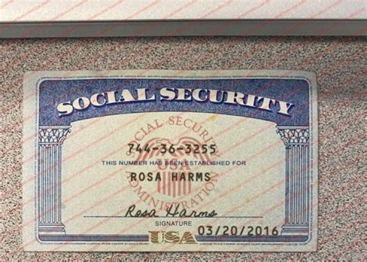 Is a parent supposed to sign your Social Security card?