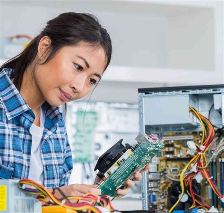 What are the benefits of a computer technician?