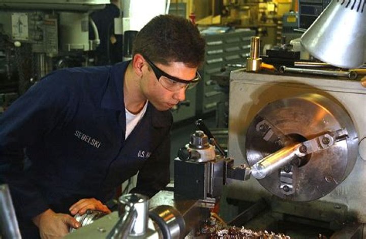 What is a machinist job?