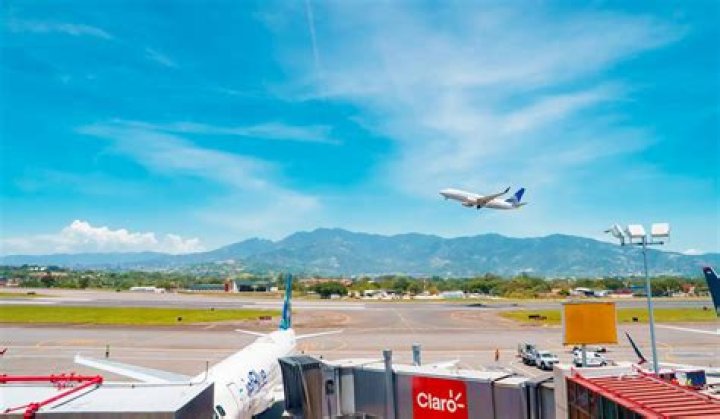 What is the cheapest month to fly to Costa Rica?