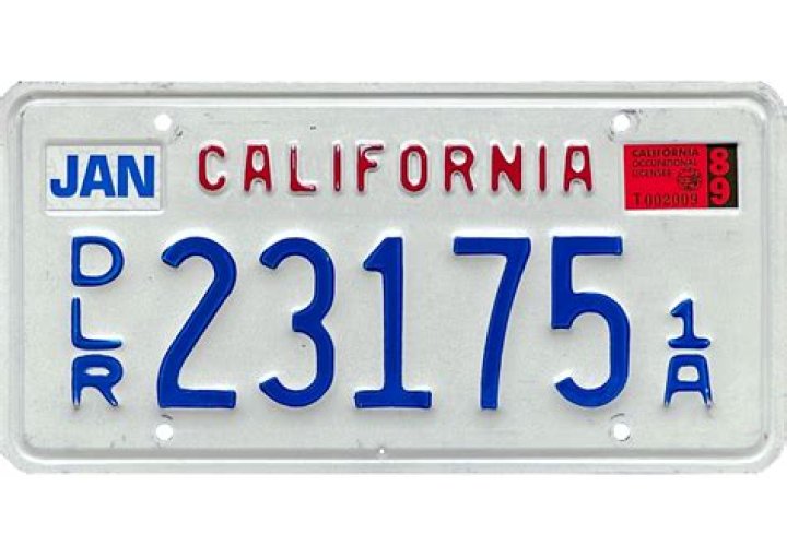 What is the difference between dealer plates and transporter plates?