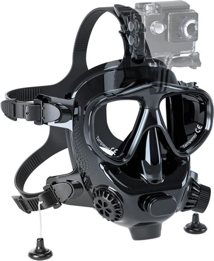 Which of the following is an essential feature to consider when selecting a diving mask?