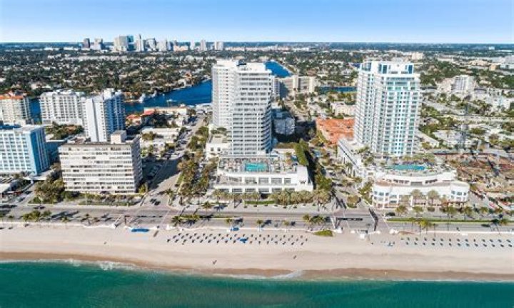 Who pays realtor fees at closing in Florida?
